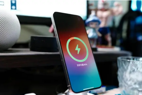 枝江苹果15换屏服务分享用什么充电器给iPhone15充电更好 